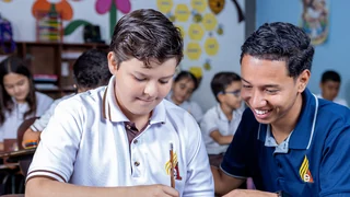 Miniatura de docente con estudiante